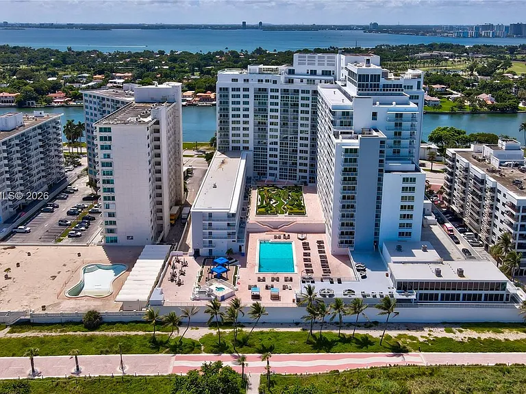 5401 Collins Ave #928 — Photo 37