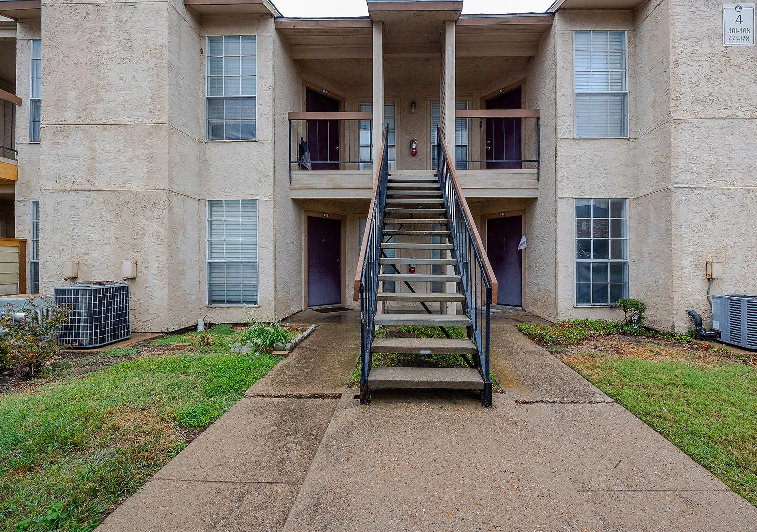 Cozy 1 Bed and 1 Bath (Ground Floor) Condo Features. Full-size Washer and Dryer connections. — Photo 1