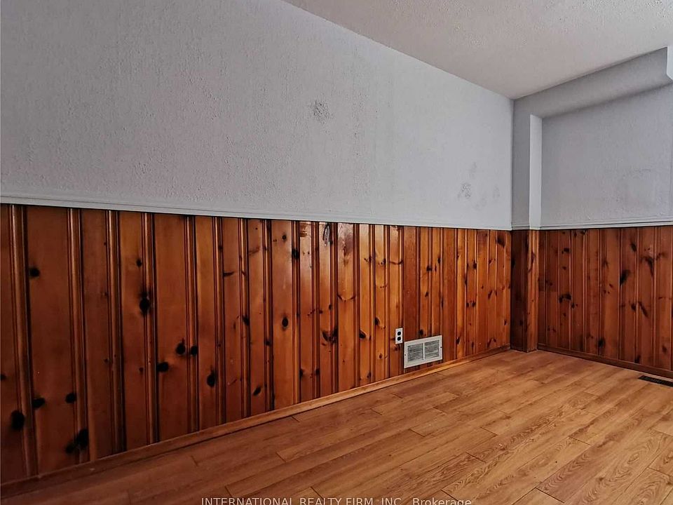2nd image of 280 Cook St E