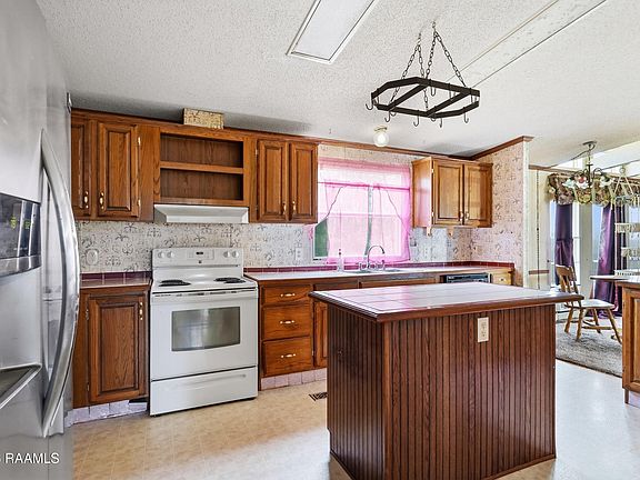 4th image of 215 Guillot Rd