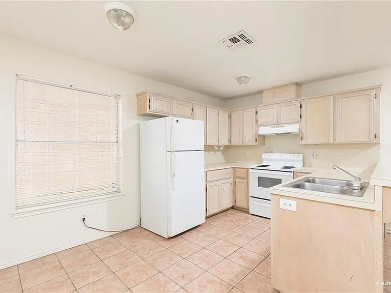 408 E Ulex Ave — Photo 3