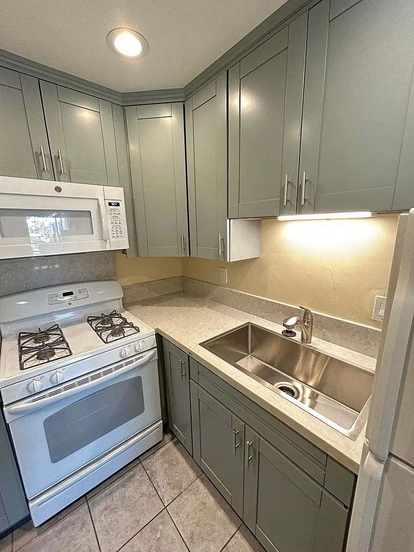 3rd AVENUE 3751 — Photo 1