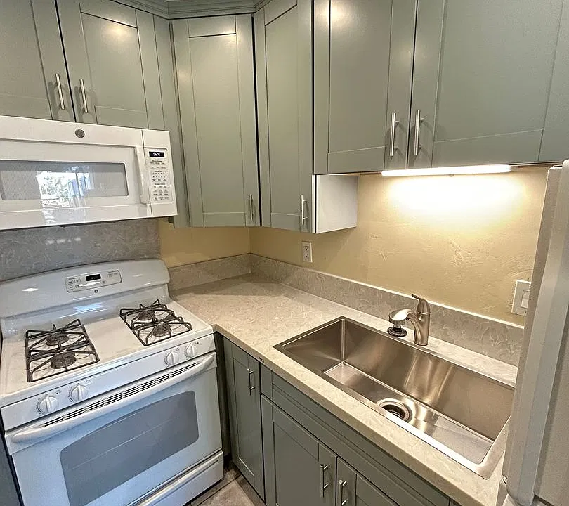 3rd AVENUE 3751