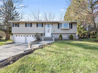 40 Fuller St, Dix Hills, NY 11746