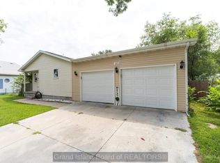 1215 E 9th St, Grand Island, NE 68801