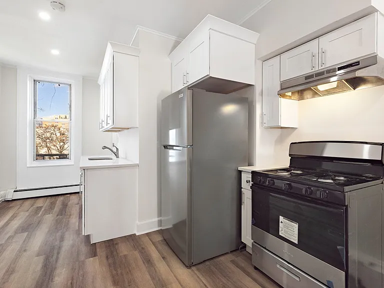 606 1st St #8 — Photo 7