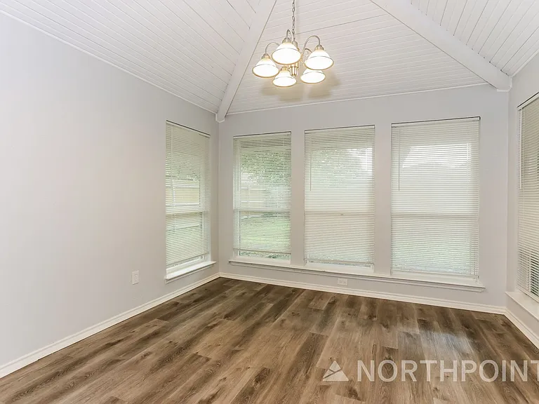 422 Ash Ln — Photo 4