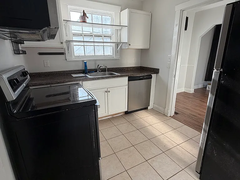 834 Seymour Ave — Photo 2