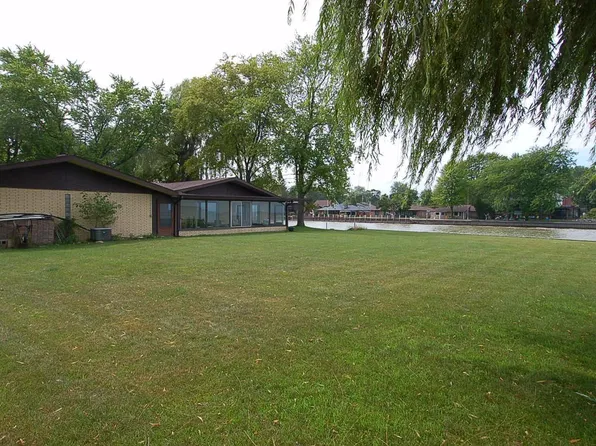227 Bayside Park Dr, Bay City, MI 48706