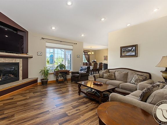 5th image of 620 Spring Cir