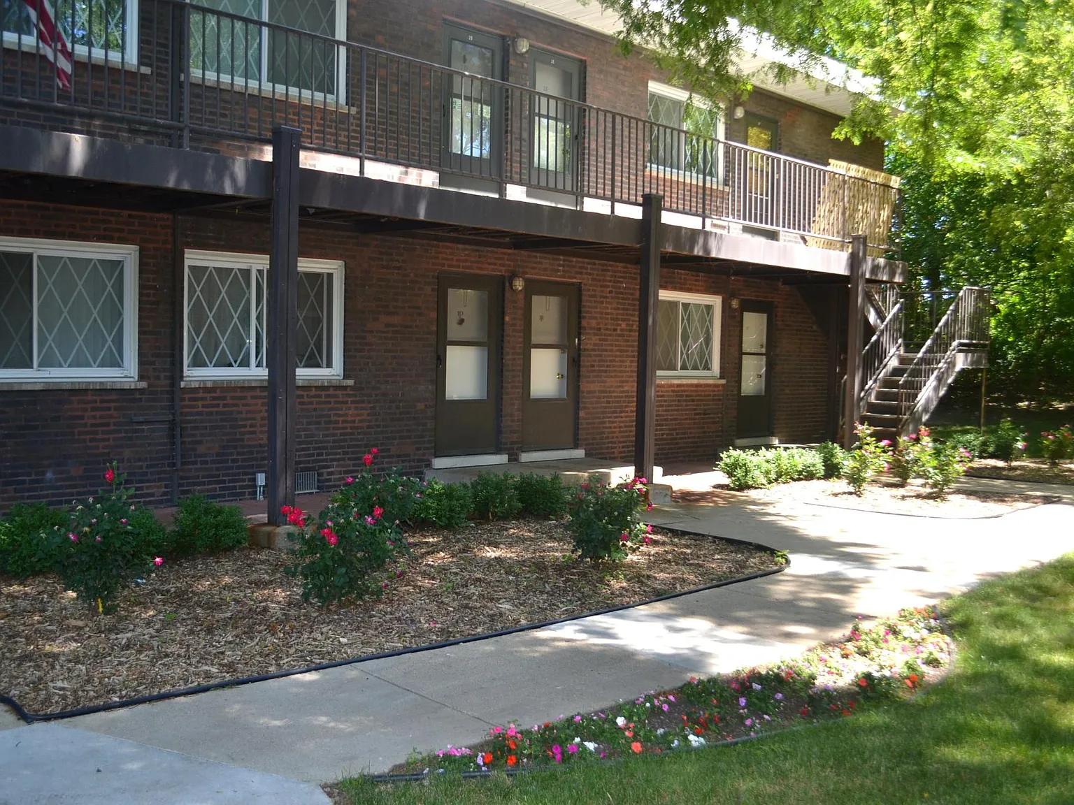 Des Plaines Apartments — Photo 4