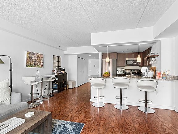 3rd image of 555 W 23rd St APT S12r