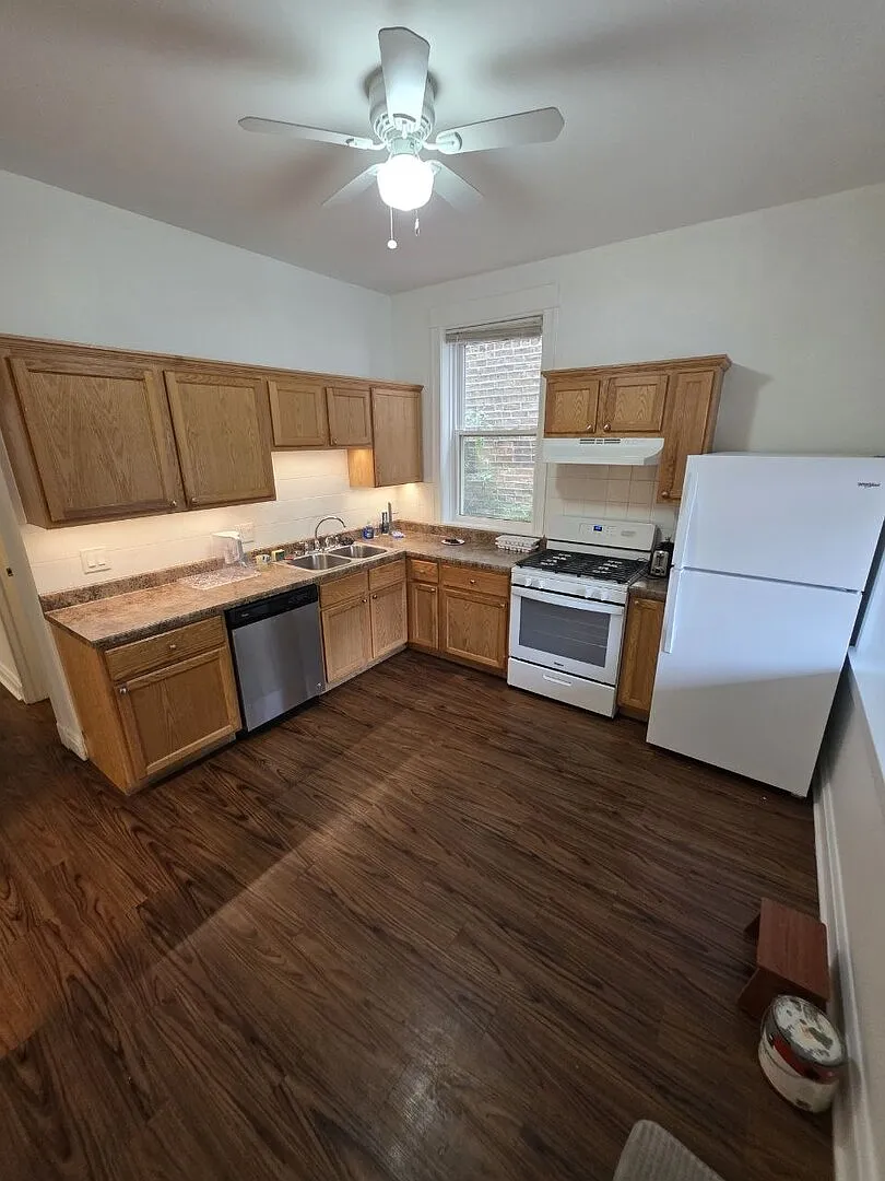 3 bed, $2,000 — Photo 4
