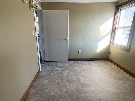 5th image of 123 Valley St #2-3