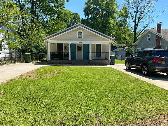 Beautiful newly renovated, freshly painted duplex. Unit B available.