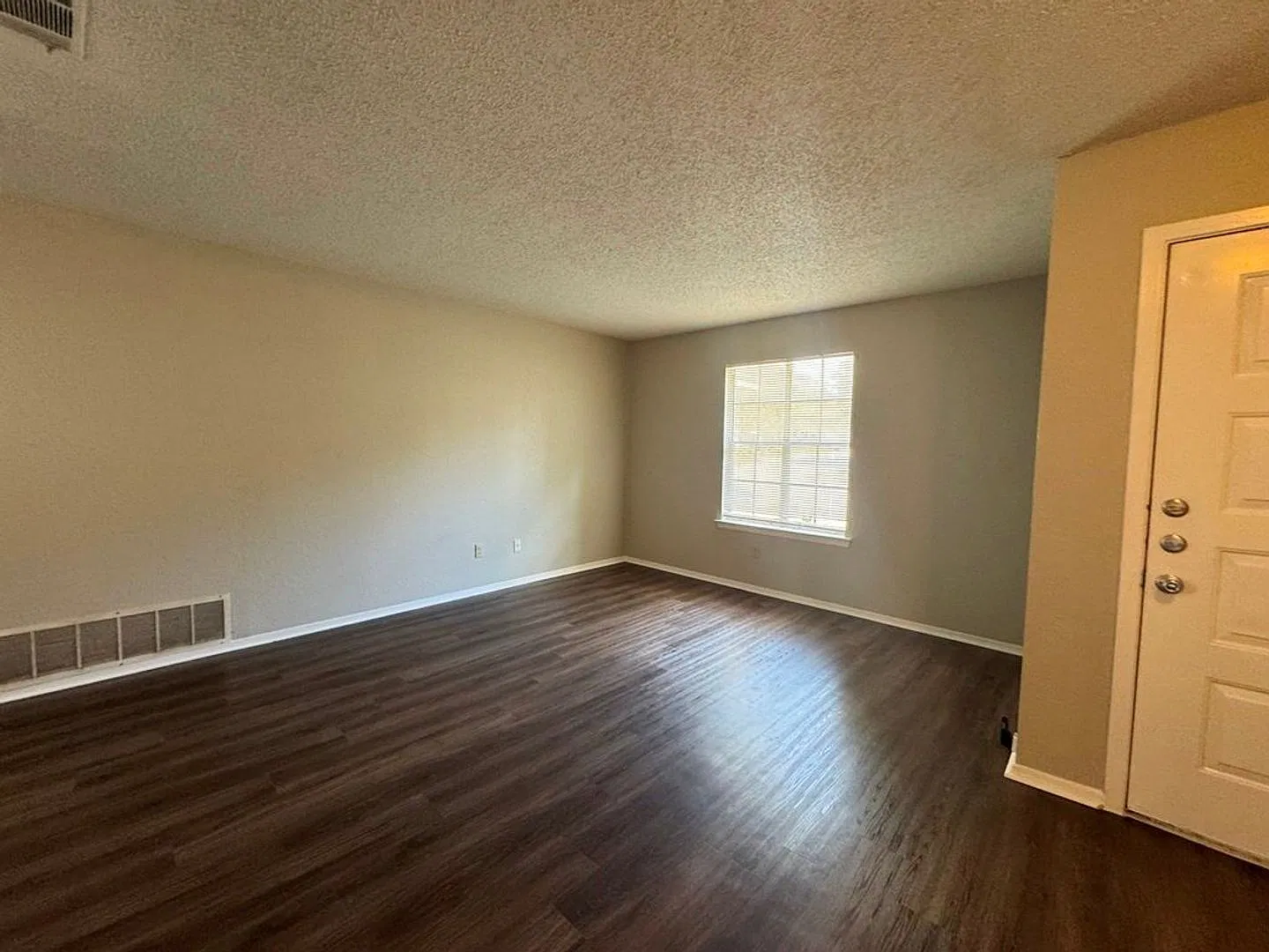 Welcome to this charming South Austin retreat tucked into the highly desirable Texas Oaks community! — Photo 3