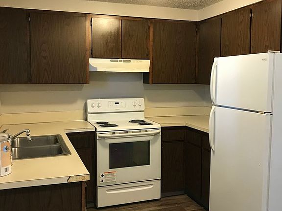 5th image of 131 NW Deer St APT 1