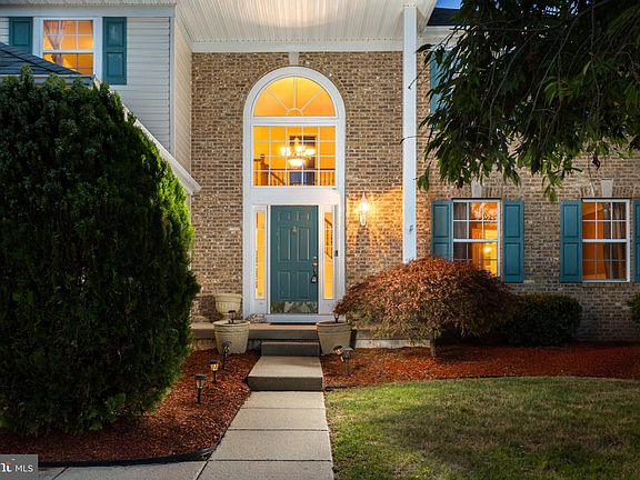 4th image of 48 Foxchase Dr