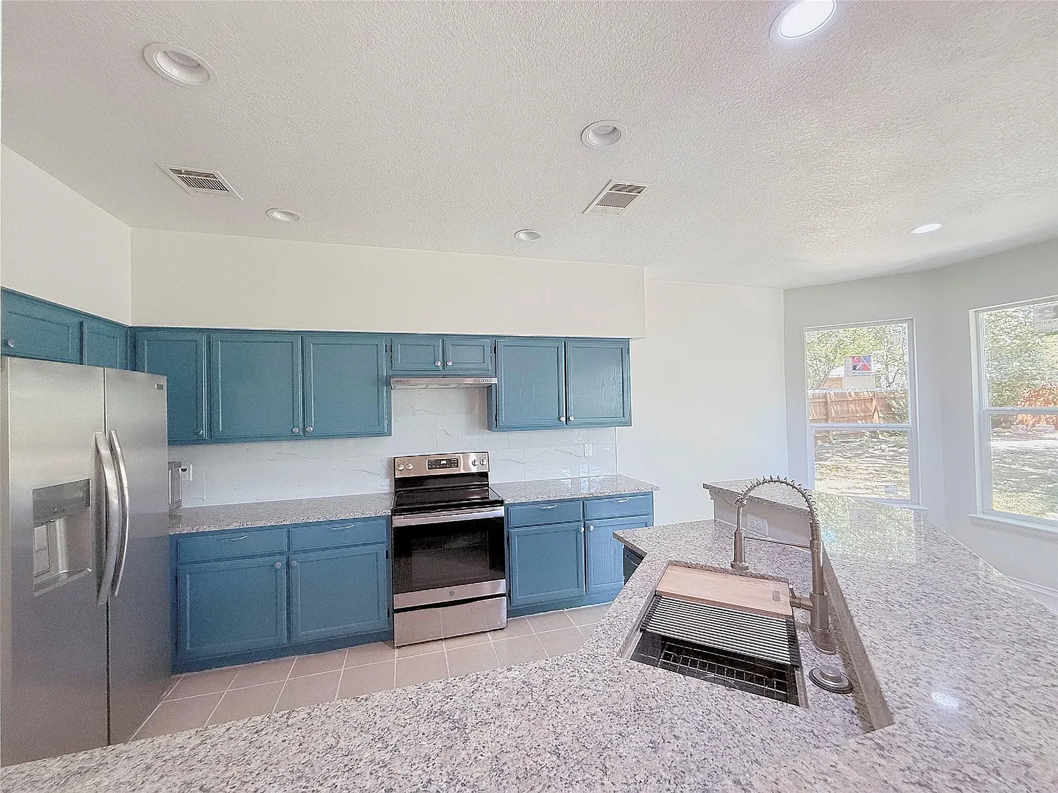 4 bed, 2.5 bath, 2748 sqft, $2,850 — Photo 4