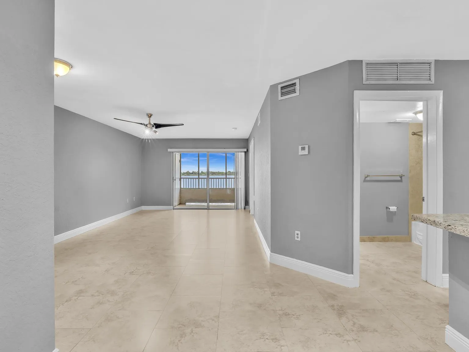 2811 N Oakland Forest Dr — Photo 2