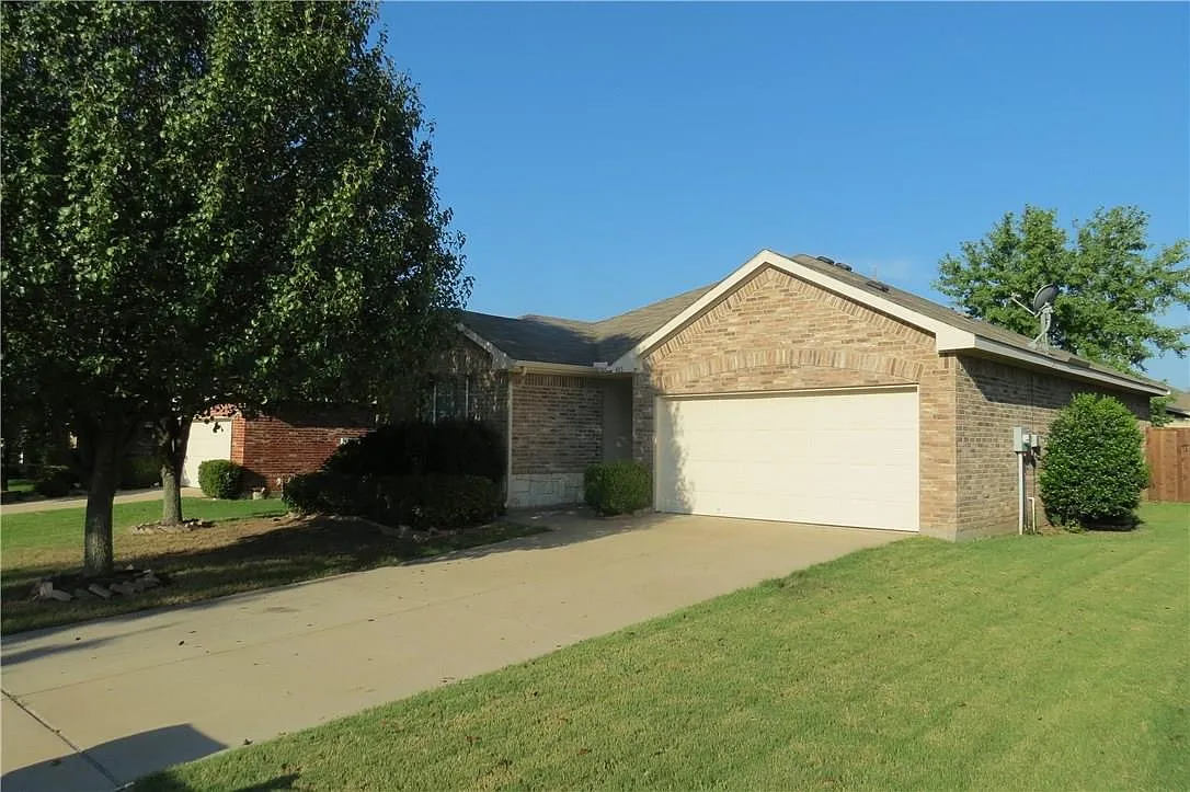 3 bed, 1411 sqft, $2,095 — Photo 1