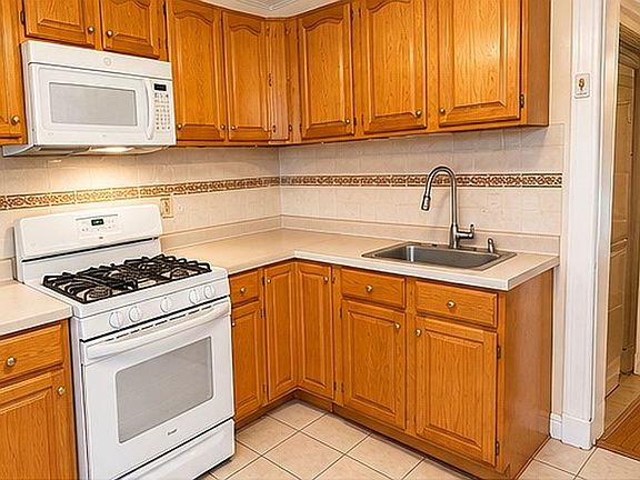 5th image of 867 E 38th St