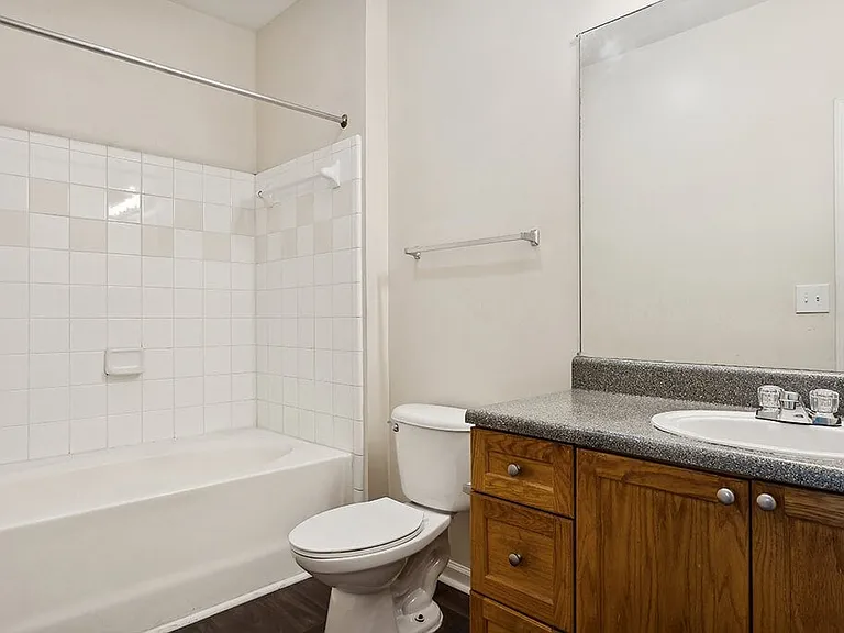 Lakeside Vista Apartments — Photo 7