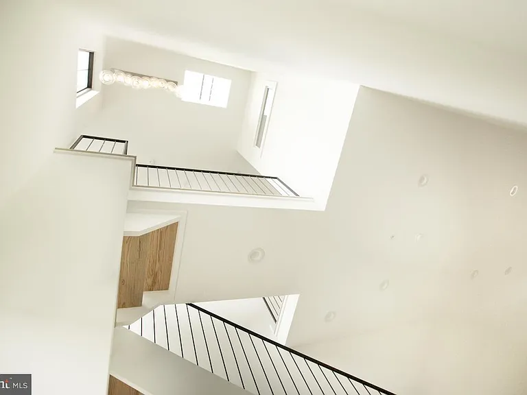 2447 Amber St — Photo 2