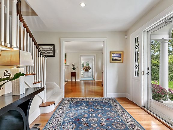 5th image of 8 Wayside Ln