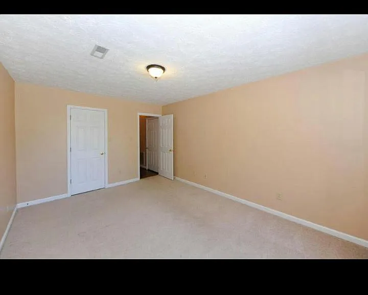 706 Shadywood Ln — Photo 4