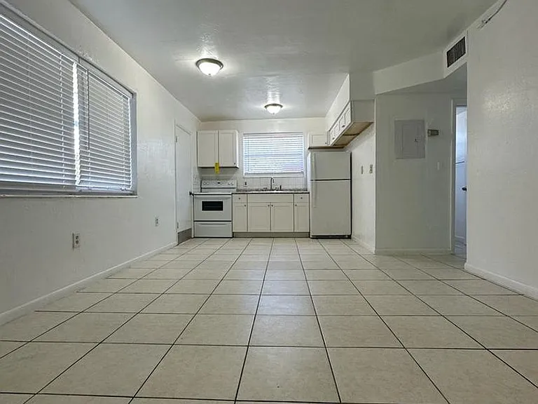 1545 NW 8th Ave — Photo 2