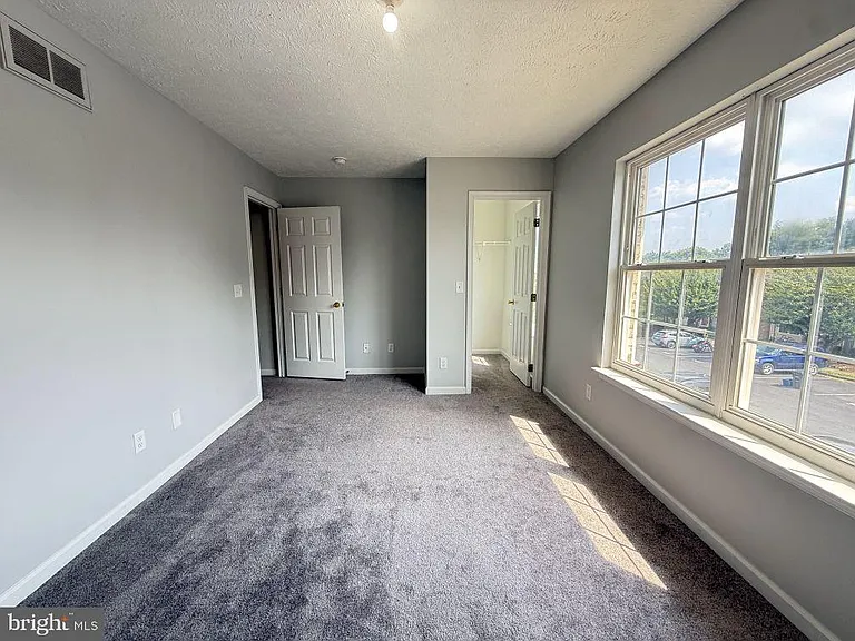 301 Sutton Ct — Photo 13