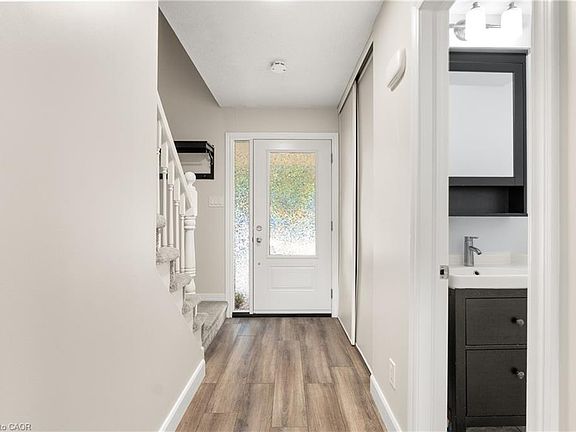 4th image of 647 Pinerow Cres #A