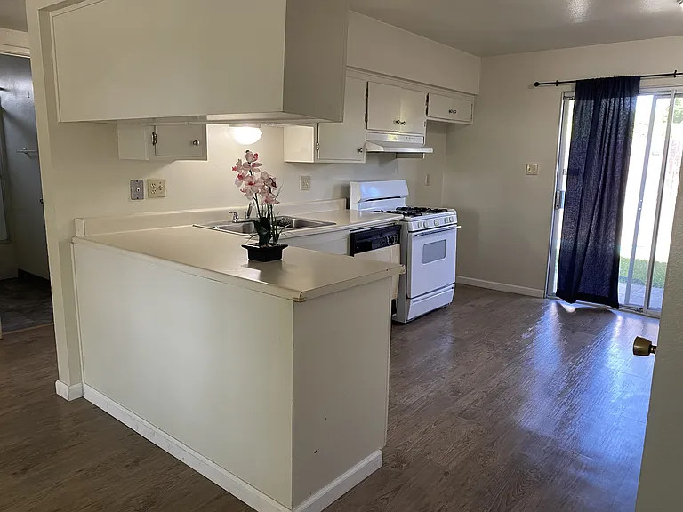 1704 Rose Ave — Photo 16