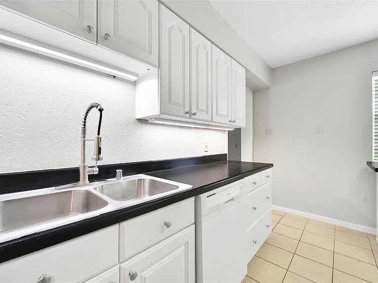 307 Lawrence St — Photo 11