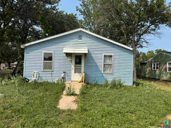 602 E 1st St, Plankinton, SD 57368