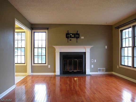 2nd image of 40 Heritage Ln Unit 40