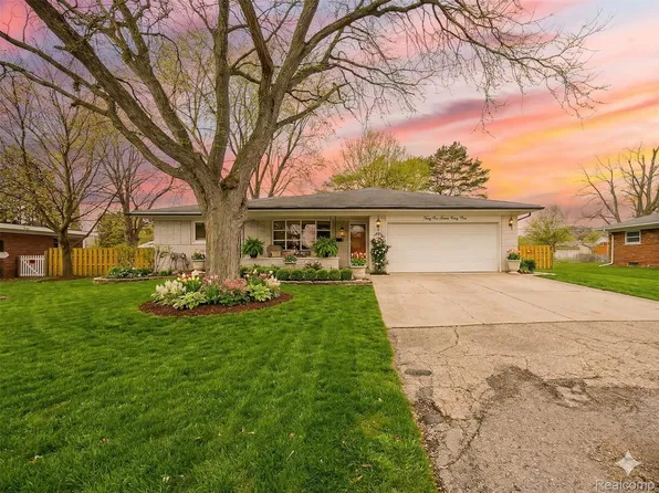 31745 Schoolcraft Ave, Fraser, MI 48026