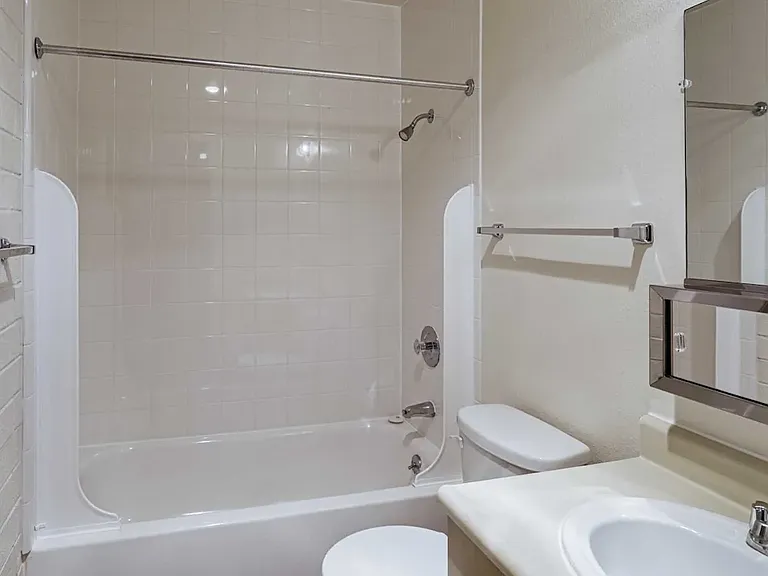 Pine Creek Apartments — Photo 16