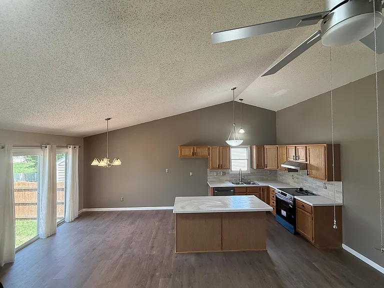 415 Harby Dr — Photo 4