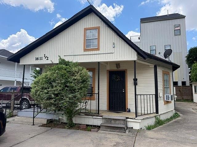 1st image of 1611 Common St