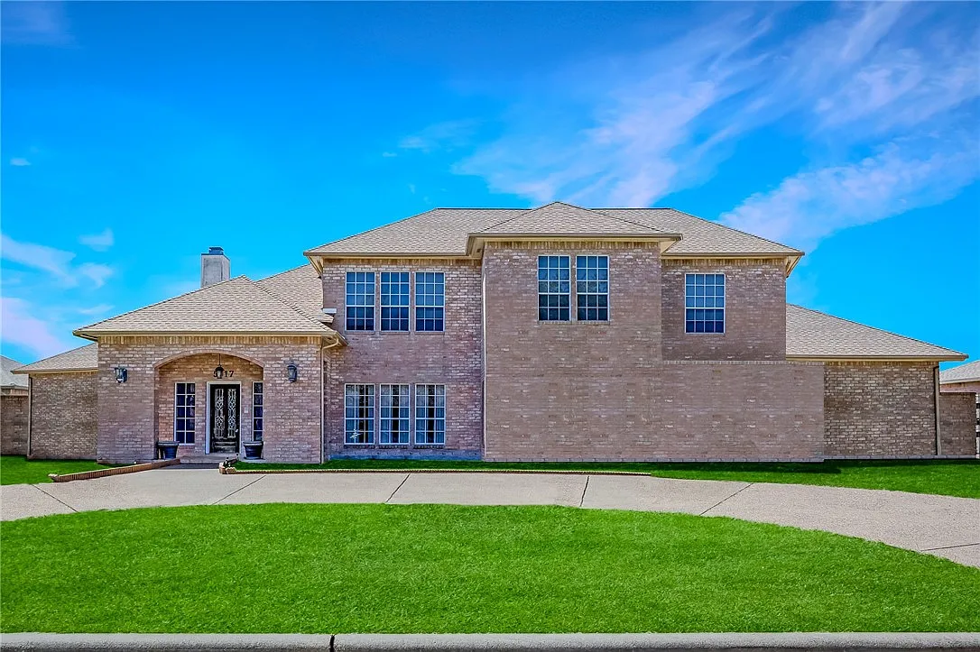 5 bed, 2.5 bath, 4260 sqft, $3,900 — Photo 1