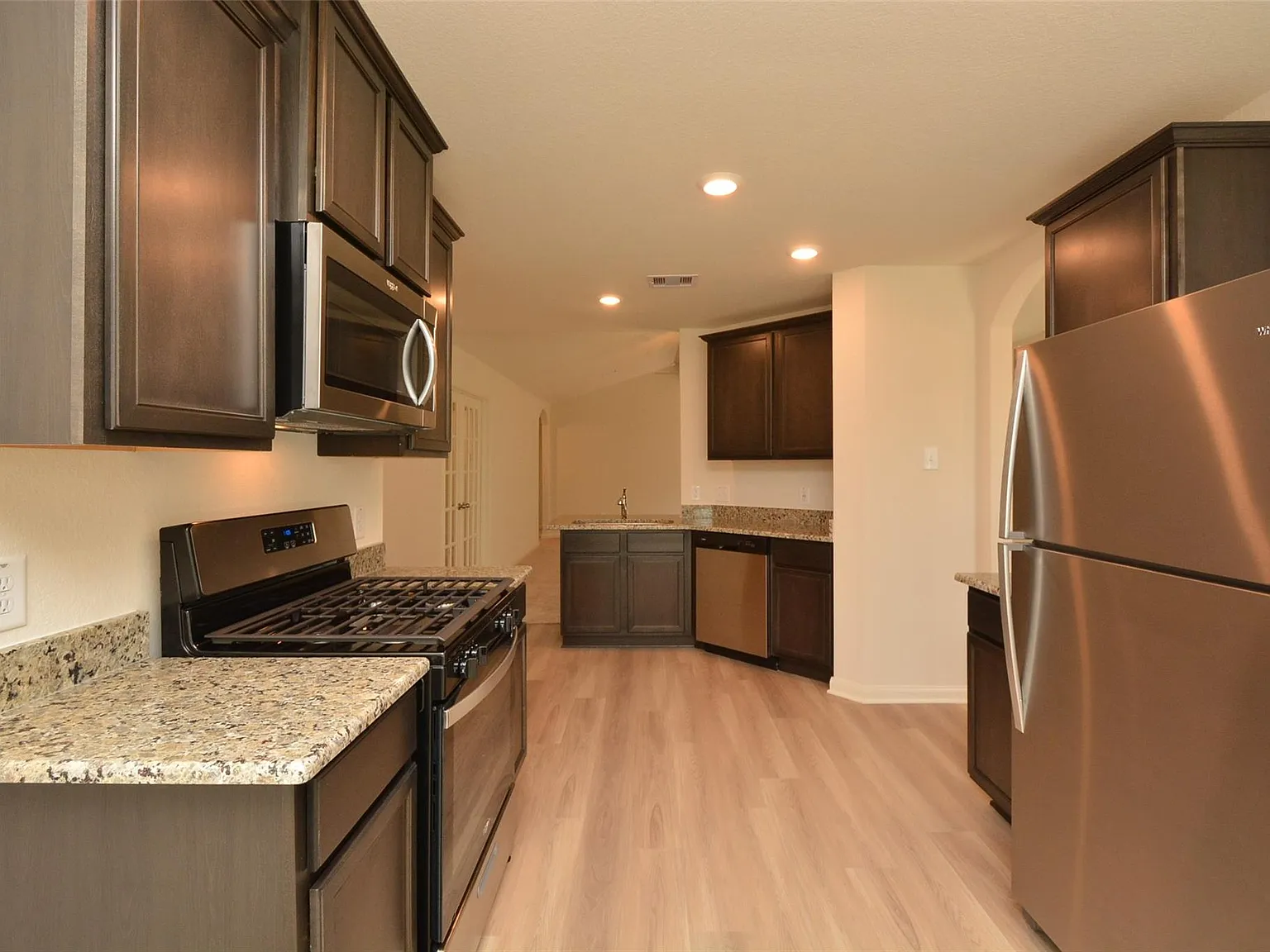 4 bed, 2.0 bath, 1844 sqft, $1,875 — Photo 4