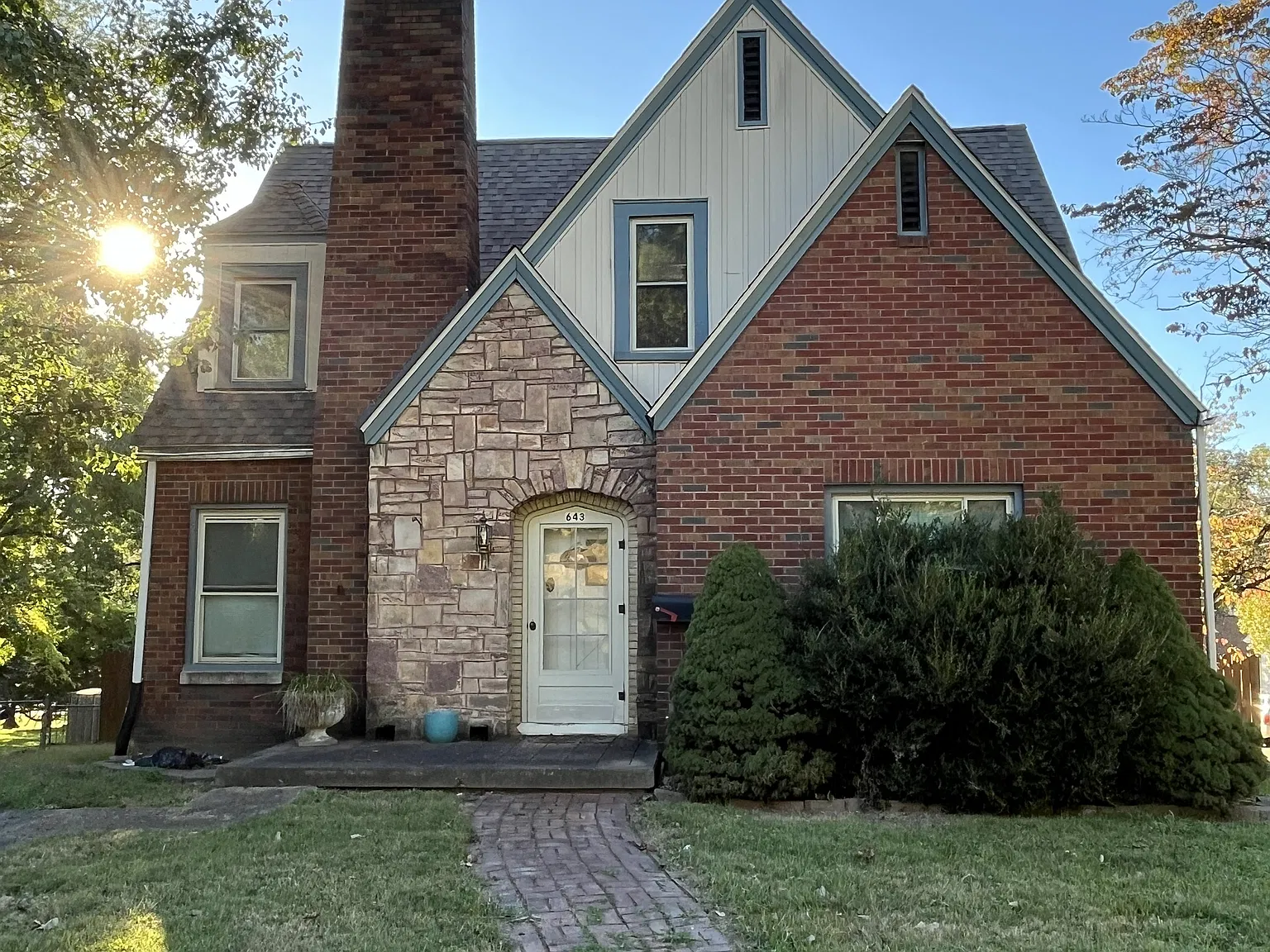 5 bed, $2,200 — Photo 1