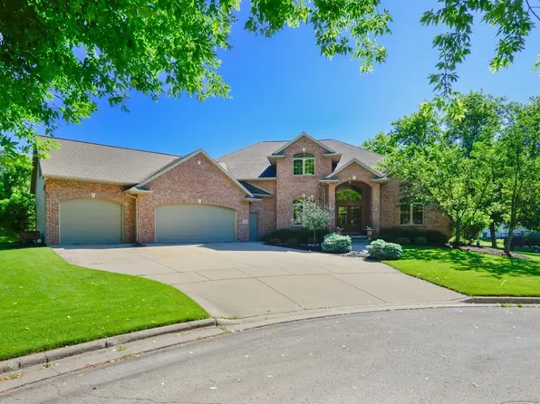 1521 Royal Crown Ct, Green Bay, WI 54313