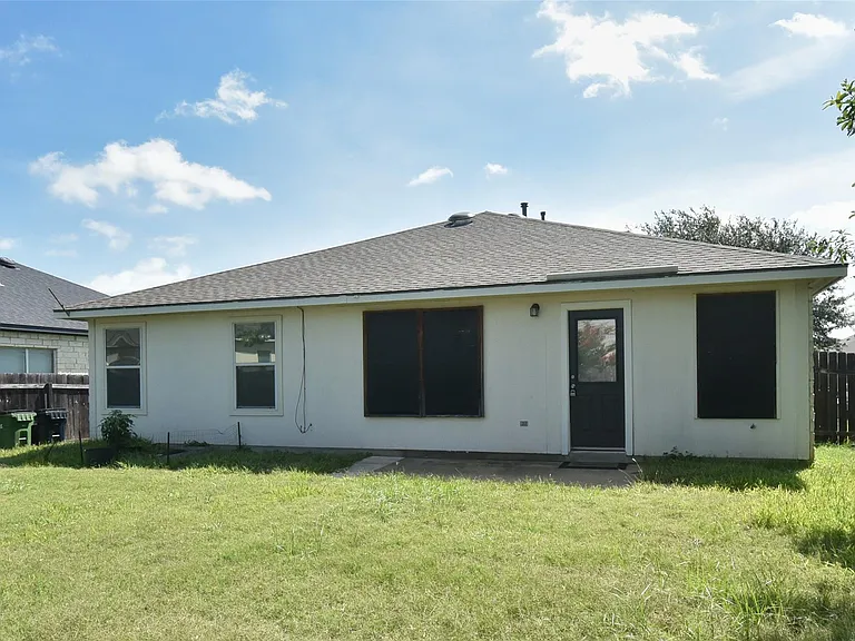 807 Estancia Way — Photo 16