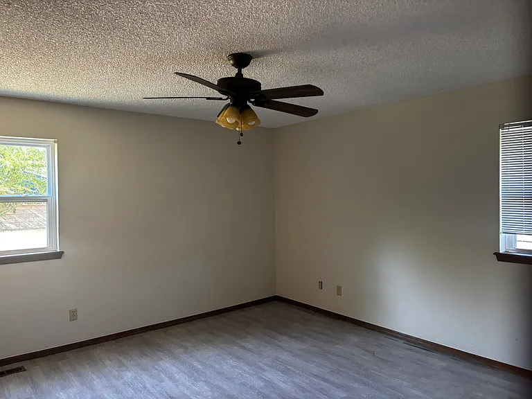 1703 Lancaster Cir — Photo 10