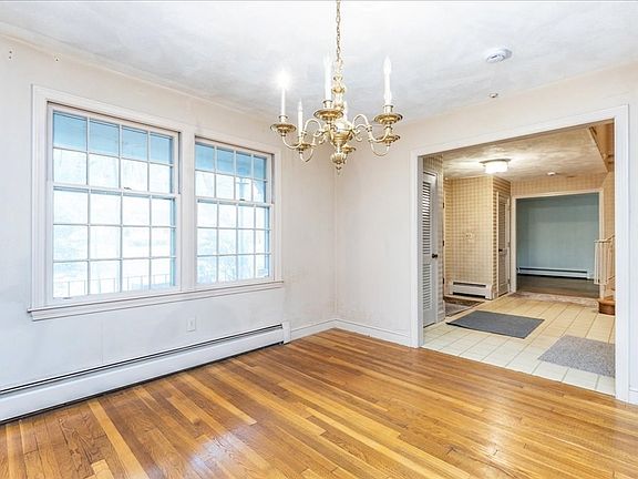 4th image of 9 Strawberry Hill Ln