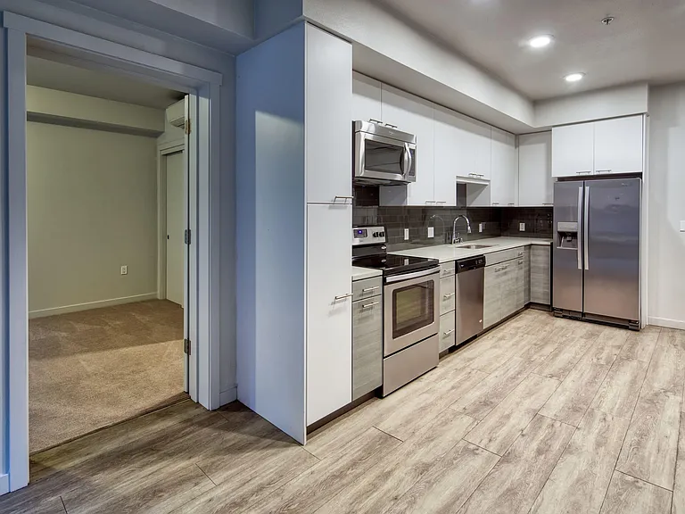 EVIVA Midtown Apartments — Photo 31