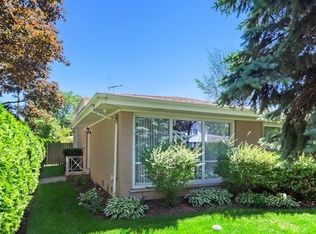 17 Mulberry Ct, Glenview, IL 60025